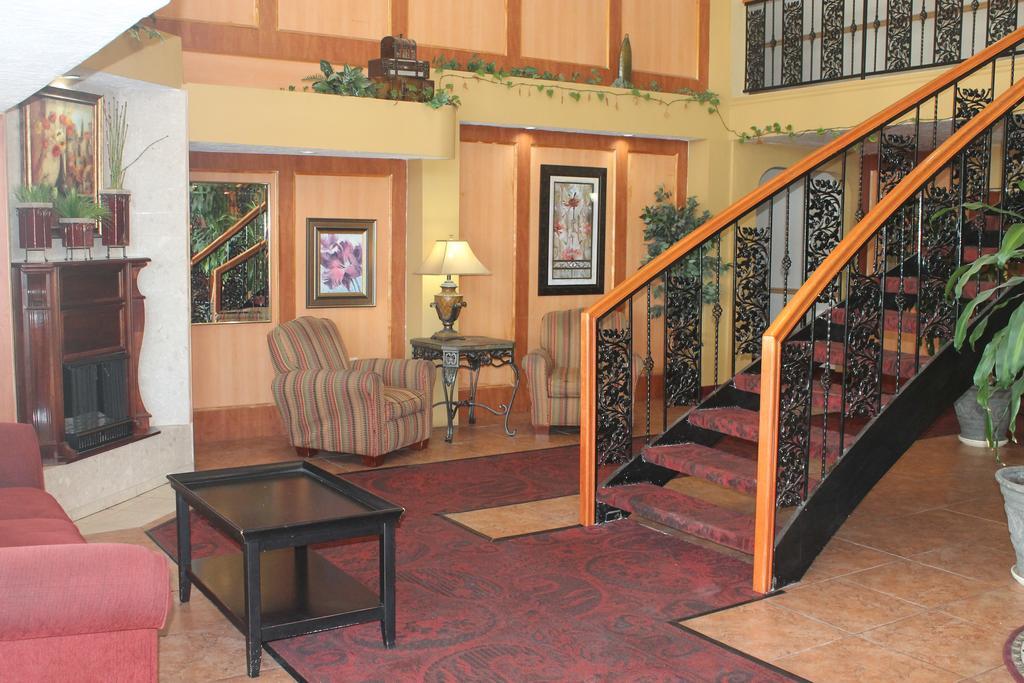 Bays Inn And Suites باي تاون المظهر الخارجي الصورة
